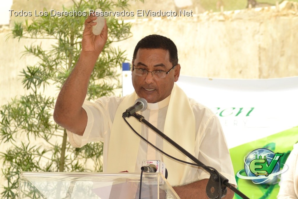 Padre Rubén Cotes ofrece palabras de bendición en acto de Primer Picazo de la Constrición de Green Gallery